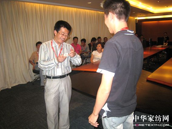 艾萊依上海舉行商務(wù)禮儀知識培訓(xùn)